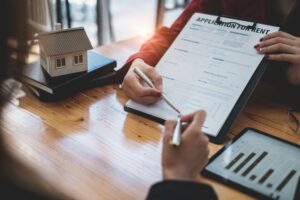 agent pointing and signing agreement for buying house
