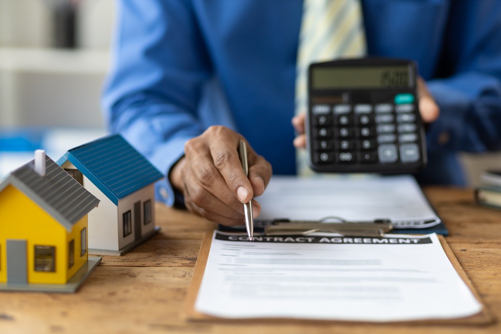 real estate agents discuss house sale prices